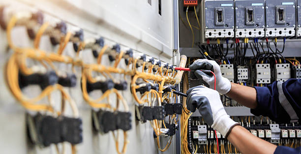 Professional Electrician technician working in Maplewood, MO